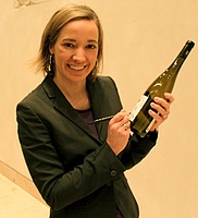Dr. Kristina Schröder signiert Weinflasche